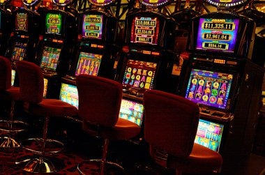 Live studio view of Bingo caller announcing numbers during luxury88 login broadcast